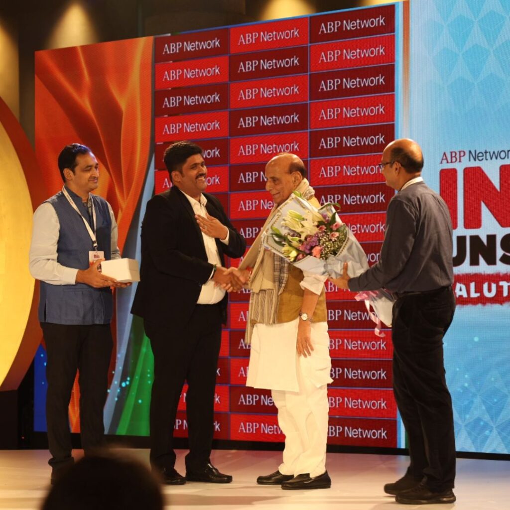 The founder of Doon Defence Dreamers meeting with India's Defence Minister, Shri Rajnath Singh, at an awards ceremony.