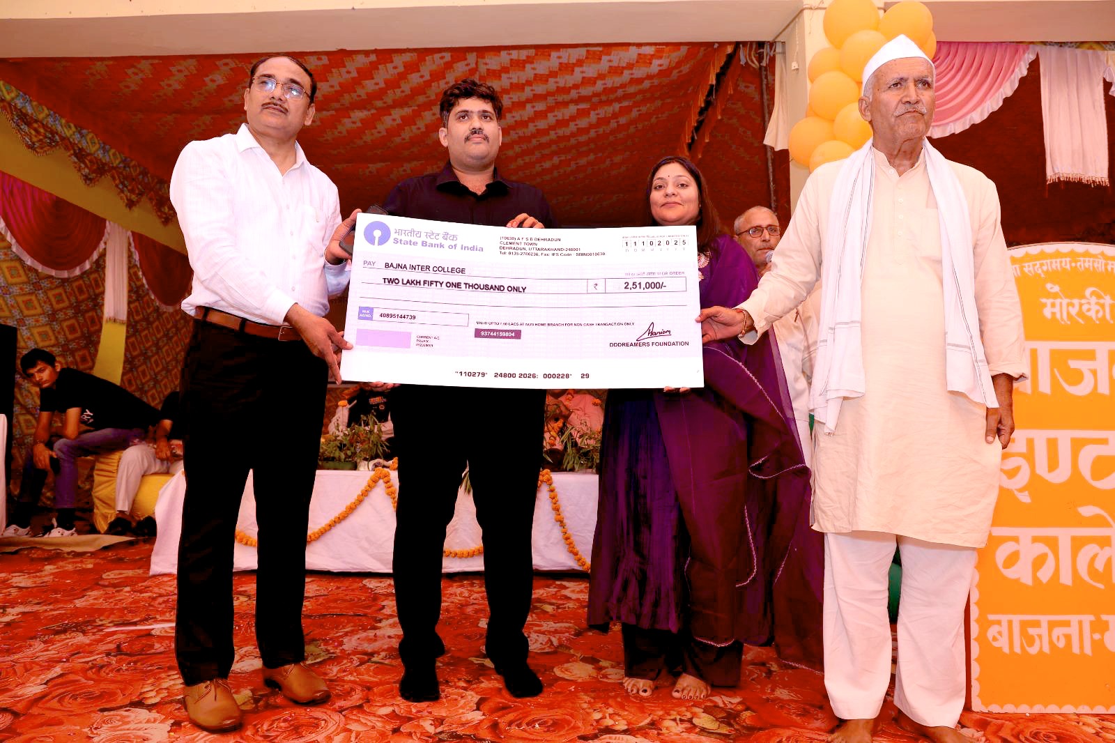 हरिओम चौधरी ने अपने बचपन के स्कूल बाजना इंटर कॉलेज, बाजना को ₹2,51,000 की सहायता राशि भेंट किया